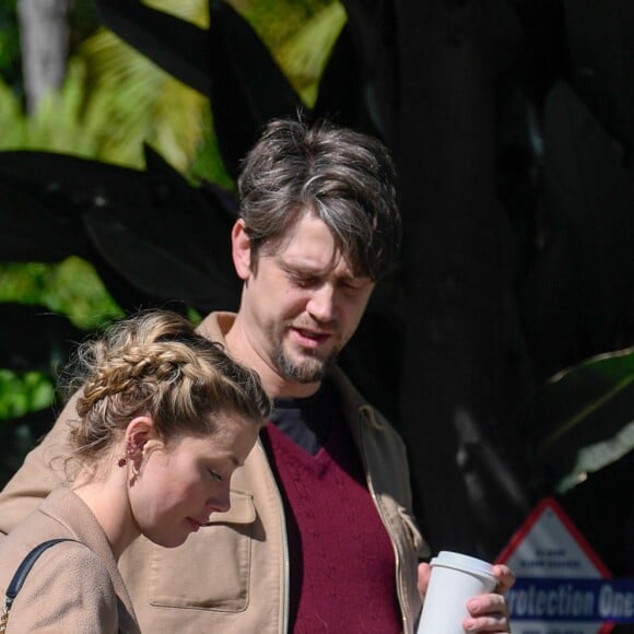 Exclusif - Amber Heard embrasse son nouveau compagnon Andy Muschietti dans la rue à Los Angeles le 13 mars 2019.