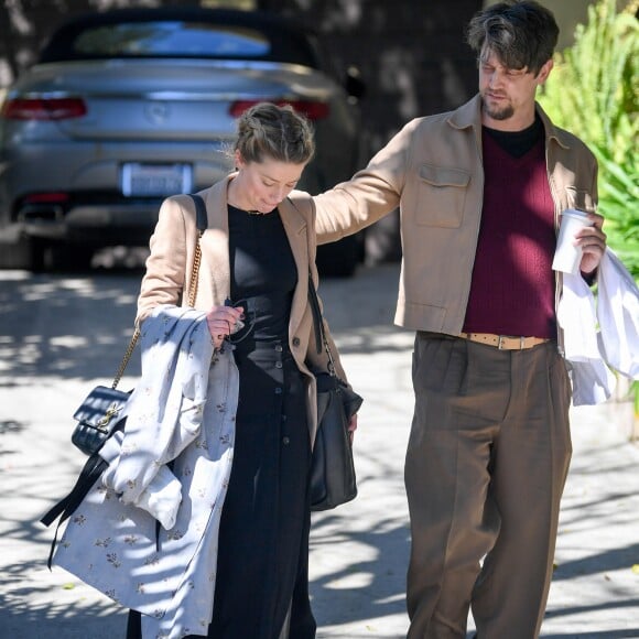 Exclusif - Amber Heard embrasse son nouveau compagnon Andy Muschietti dans la rue à Los Angeles le 13 mars 2019.