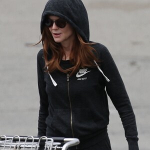 Exclusif - Marcia Cross se cache des photographes sous sa capuche dans et de lunettes de soleil noires dans les rues de Brentwood, le 24 mai 2018