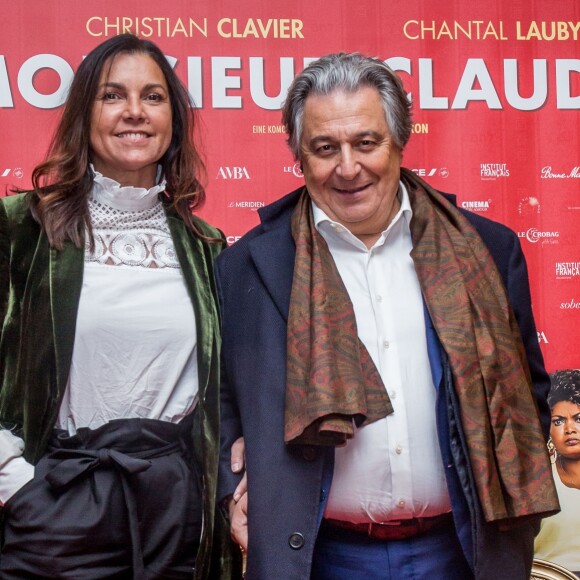 Christian Clavier et sa compagne Isabelle de Araujo lors de la première du film "Monsieur Claude 2" (Qu'est-ce qu'on a fait au Bon Dieu 2) à Berlin en Allemagne le 2 avril 2019.