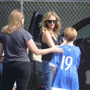 Exclusif - Julia Roberts accompagne ses enfants Hazel, Phinnaeus et Henry à un match de football à Malibu, le 16 septembre 2017.