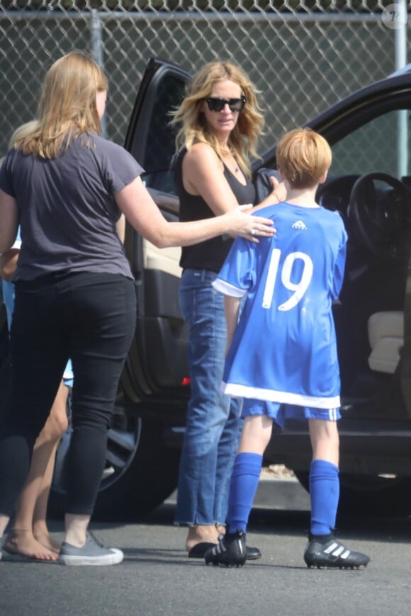 Exclusif - Julia Roberts accompagne ses enfants Hazel, Phinnaeus et Henry à un match de football à Malibu, le 16 septembre 2017.
