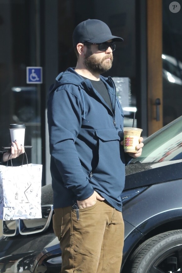 Jack Osbourne et Meg Zany ont acheté un café à Los Angeles Le 04 janvier 2019  Los Angeles, CA - Jack Osbourne is seen leaving Alfred Coffee with Meg Zany. Is it possible Jack is dating again after his split from Ex wife Lisa Stelly?04/01/2019 - Los Angeles