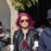 Jack Osbourne sort d'un café avec mystérieuse inconnue aux cheveux rose à Los Angeles le 28 décembre 2018.