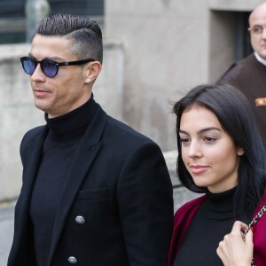 Cristiano Ronaldo quitte le tribunal avec sa compagne Georgina Rodríguez à Madrid le 22 janvier 2019. L'audience devait ratifier l'accord passé entre les avocats du Portugais et le fisc espagnol prévoyant une sanction de 18,8 M€ et une peine de 23 mois de prison qu'il n'aura pas à purger (en Espagne, les peines jusqu'à deux ans de prison ne sont généralement pas appliquées aux personnes sans antécédents judiciaires).