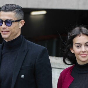 Cristiano Ronaldo quitte le tribunal avec sa compagne Georgina Rodríguez à Madrid le 22 janvier 2019. L'audience devait ratifier l'accord passé entre les avocats du Portugais et le fisc espagnol prévoyant une sanction de 18,8 M€ et une peine de 23 mois de prison qu'il n'aura pas à purger (en Espagne, les peines jusqu'à deux ans de prison ne sont généralement pas appliquées aux personnes sans antécédents judiciaires).