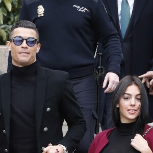 Cristiano Ronaldo quitte le tribunal avec sa compagne Georgina Rodríguez à Madrid le 22 janvier 2019. L'audience devait ratifier l'accord passé entre les avocats du Portugais et le fisc espagnol prévoyant une sanction de 18,8 M€ et une peine de 23 mois de prison qu'il n'aura pas à purger (en Espagne, les peines jusqu'à deux ans de prison ne sont généralement pas appliquées aux personnes sans antécédents judiciaires).