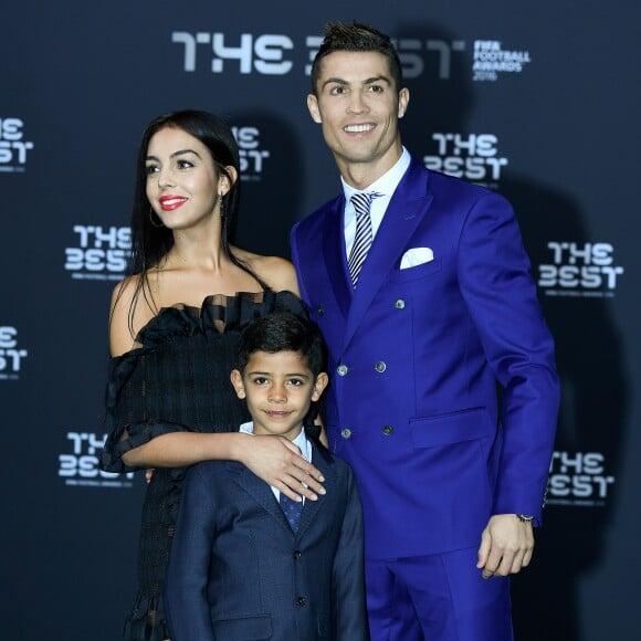 Cristiano Ronaldo , son fils Cristiano Jr et sa compagne Georgina Rodriguez au photocall des FIFA Football Awards à Zurich le 9 janvier 2017.