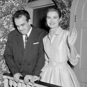 Le prince Rainier III de Monaco et sa fiancée Grace Kelly à Philadelphie, le 6 janvier 1956