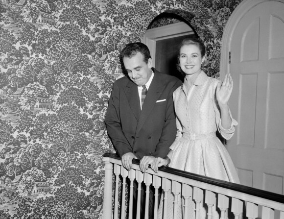 Le prince Rainier III de Monaco et sa fiancée Grace Kelly à Philadelphie, le 6 janvier 1956