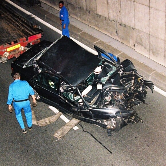 La Mercedes accidentée de Lady Di et Dodi Al-Fayed dans le tunnel du pont de l'Alma à Paris, le 31 août 1998.