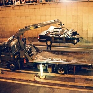 La Mercedes accidentée de Lady Di et Dodi Al-Fayed dans le tunnel du pont de l'Alma à Paris, le 31 août 1998.