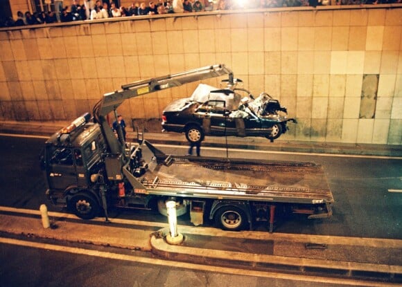 La Mercedes accidentée de Lady Di et Dodi Al-Fayed dans le tunnel du pont de l'Alma à Paris, le 31 août 1998.
