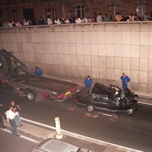 La Mercedes accidentée de Lady Di et Dodi Al-Fayed dans le tunnel du pont de l'Alma à Paris, le 31 août 1998.