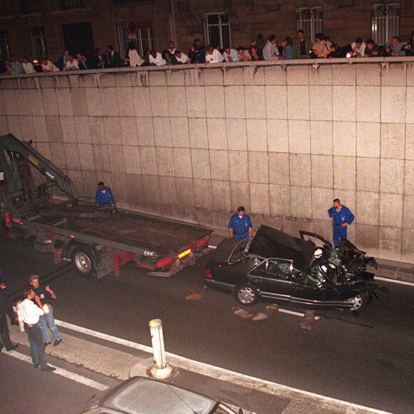 La Mercedes accidentée de Lady Di et Dodi Al-Fayed dans le tunnel du pont de l'Alma à Paris, le 31 août 1998.