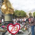 Vingt ans après la mort de la princesse Diana, la Flamme de la Liberté est toujours un lieu de pèlerinage pour ses admirateurs à Paris le 31 aout 2017.