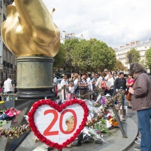 Vingt ans après la mort de la princesse Diana, la Flamme de la Liberté est toujours un lieu de pèlerinage pour ses admirateurs à Paris le 31 aout 2017.