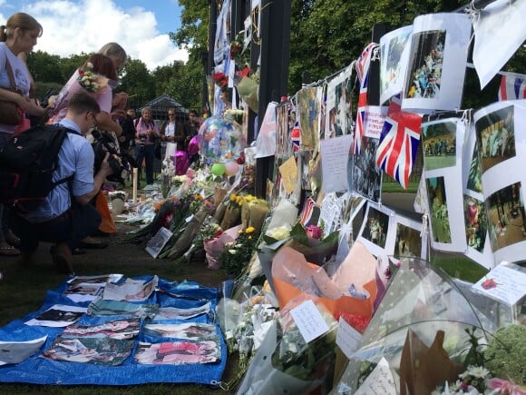 Pour les 20 ans de la disparition de la princesse Diana, les admirateurs et admiratrices de Lady Di rendent hommage à sa mémoire, devant les grilles de Kensington Palace, à Londres, le 31 juillet 2017.