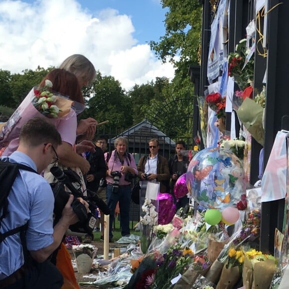 Pour les 20 ans de la disparition de la princesse Diana, les admirateurs et admiratrices de Lady Di rendent hommage à sa mémoire, devant les grilles de Kensington Palace, à Londres, le 31 juillet 2017.