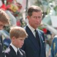 Les princes William et Harry avec leur père le prince Charles lors des funérailles de Lady Diana le 6 septembre 2019 à Londres.