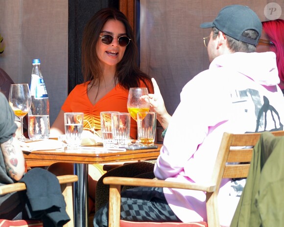 Emily Ratajkowski et son mari Sebastian Bear-McClard sont allés déjeuner avec des amis au restaurant Sant Ambroeus à New York. Les amoureux se câlinent dans les rues de Soho. Emily laisse entrevoir sa silhouette de mannequin dans un crop top orange assorti à une jupe très moulante, le 6 avril 2019.