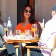 Emily Ratajkowski et son mari Sebastian Bear-McClard sont allés déjeuner avec des amis au restaurant Sant Ambroeus à New York. Les amoureux se câlinent dans les rues de Soho. Emily laisse entrevoir sa silhouette de mannequin dans un crop top orange assorti à une jupe très moulante, le 6 avril 2019.