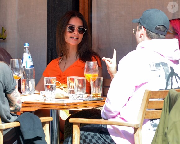 Emily Ratajkowski et son mari Sebastian Bear-McClard sont allés déjeuner avec des amis au restaurant Sant Ambroeus à New York. Les amoureux se câlinent dans les rues de Soho. Emily laisse entrevoir sa silhouette de mannequin dans un crop top orange assorti à une jupe très moulante, le 6 avril 2019.