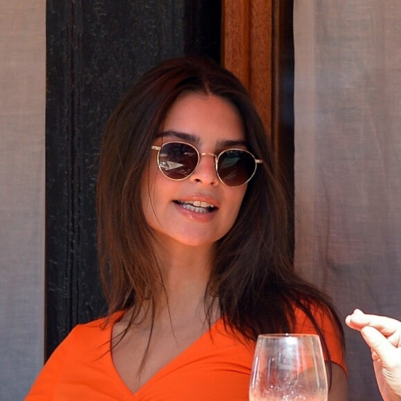 Emily Ratajkowski et son mari Sebastian Bear-McClard sont allés déjeuner avec des amis au restaurant Sant Ambroeus à New York. Les amoureux se câlinent dans les rues de Soho. Emily laisse entrevoir sa silhouette de mannequin dans un crop top orange assorti à une jupe très moulante, le 6 avril 2019.