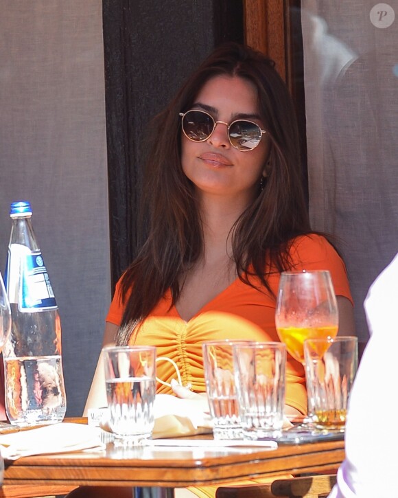 Emily Ratajkowski et son mari Sebastian Bear-McClard sont allés déjeuner avec des amis au restaurant Sant Ambroeus à New York. Les amoureux se câlinent dans les rues de Soho. Emily laisse entrevoir sa silhouette de mannequin dans un crop top orange assorti à une jupe très moulante, le 6 avril 2019.