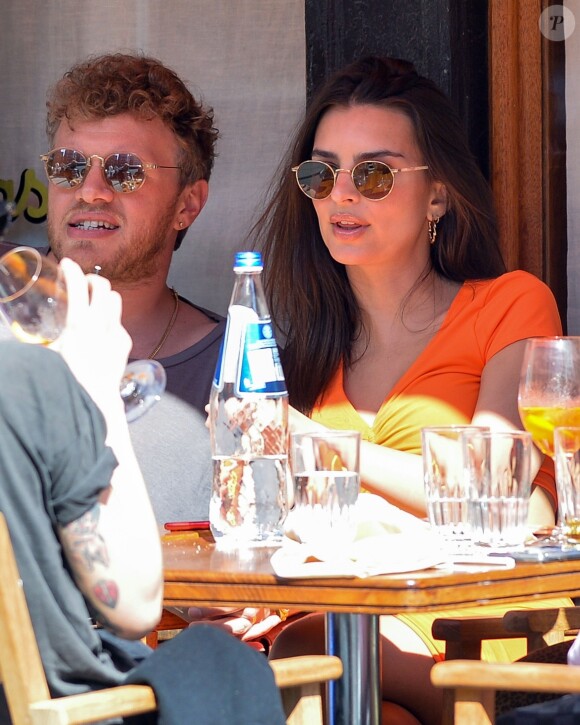 Emily Ratajkowski et son mari Sebastian Bear-McClard sont allés déjeuner avec des amis au restaurant Sant Ambroeus à New York. Les amoureux se câlinent dans les rues de Soho. Emily laisse entrevoir sa silhouette de mannequin dans un crop top orange assorti à une jupe très moulante, le 6 avril 2019.