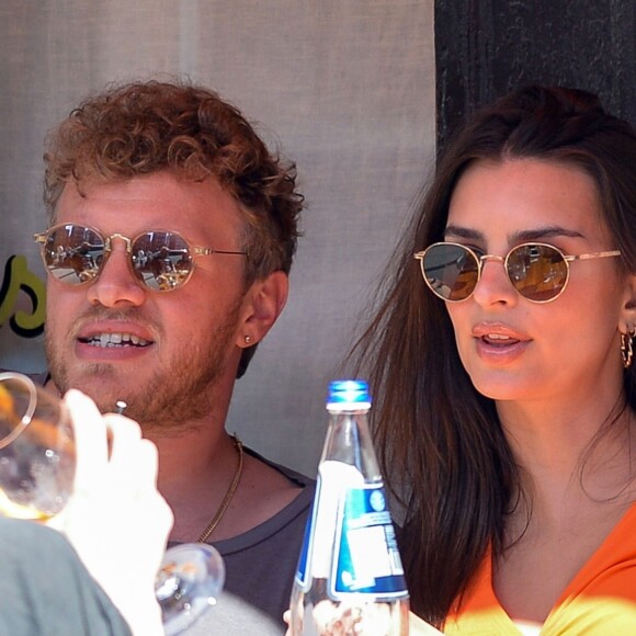 Emily Ratajkowski et son mari Sebastian Bear-McClard sont allés déjeuner avec des amis au restaurant Sant Ambroeus à New York. Les amoureux se câlinent dans les rues de Soho. Emily laisse entrevoir sa silhouette de mannequin dans un crop top orange assorti à une jupe très moulante, le 6 avril 2019.