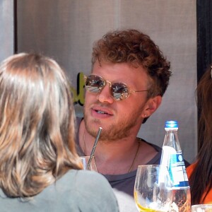 Emily Ratajkowski et son mari Sebastian Bear-McClard sont allés déjeuner avec des amis au restaurant Sant Ambroeus à New York. Les amoureux se câlinent dans les rues de Soho. Emily laisse entrevoir sa silhouette de mannequin dans un crop top orange assorti à une jupe très moulante, le 6 avril 2019.