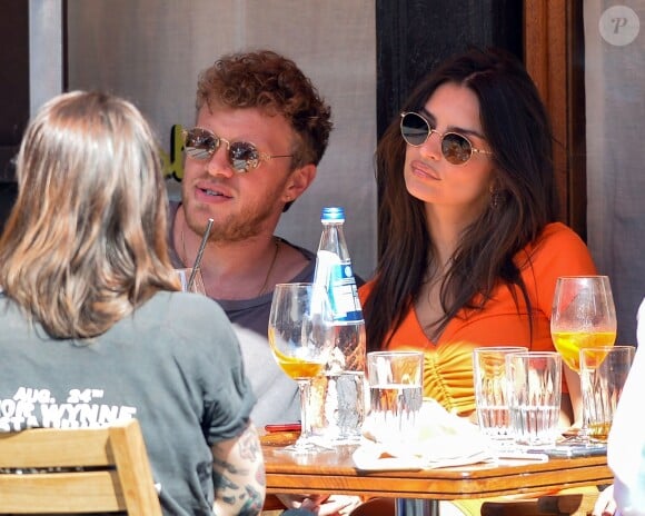 Emily Ratajkowski et son mari Sebastian Bear-McClard sont allés déjeuner avec des amis au restaurant Sant Ambroeus à New York. Les amoureux se câlinent dans les rues de Soho. Emily laisse entrevoir sa silhouette de mannequin dans un crop top orange assorti à une jupe très moulante, le 6 avril 2019.
