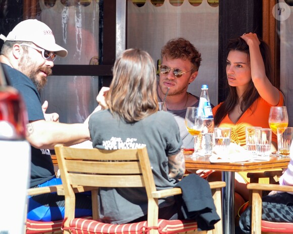 Emily Ratajkowski et son mari Sebastian Bear-McClard sont allés déjeuner avec des amis au restaurant Sant Ambroeus à New York. Les amoureux se câlinent dans les rues de Soho. Emily laisse entrevoir sa silhouette de mannequin dans un crop top orange assorti à une jupe très moulante, le 6 avril 2019.