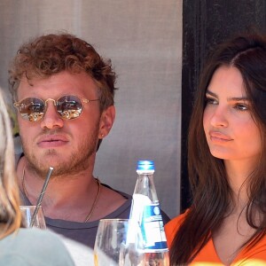 Emily Ratajkowski et son mari Sebastian Bear-McClard sont allés déjeuner avec des amis au restaurant Sant Ambroeus à New York. Les amoureux se câlinent dans les rues de Soho. Emily laisse entrevoir sa silhouette de mannequin dans un crop top orange assorti à une jupe très moulante, le 6 avril 2019.