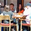 Emily Ratajkowski et son mari Sebastian Bear-McClard sont allés déjeuner avec des amis au restaurant Sant Ambroeus à New York. Les amoureux se câlinent dans les rues de Soho. Emily laisse entrevoir sa silhouette de mannequin dans un crop top orange assorti à une jupe très moulante, le 6 avril 2019.