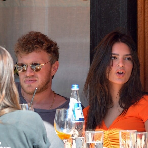 Emily Ratajkowski et son mari Sebastian Bear-McClard sont allés déjeuner avec des amis au restaurant Sant Ambroeus à New York. Les amoureux se câlinent dans les rues de Soho. Emily laisse entrevoir sa silhouette de mannequin dans un crop top orange assorti à une jupe très moulante, le 6 avril 2019.