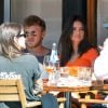 Emily Ratajkowski et son mari Sebastian Bear-McClard sont allés déjeuner avec des amis au restaurant Sant Ambroeus à New York. Les amoureux se câlinent dans les rues de Soho. Emily laisse entrevoir sa silhouette de mannequin dans un crop top orange assorti à une jupe très moulante, le 6 avril 2019.