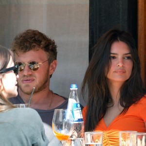 Emily Ratajkowski et son mari Sebastian Bear-McClard sont allés déjeuner avec des amis au restaurant Sant Ambroeus à New York. Les amoureux se câlinent dans les rues de Soho. Emily laisse entrevoir sa silhouette de mannequin dans un crop top orange assorti à une jupe très moulante, le 6 avril 2019.