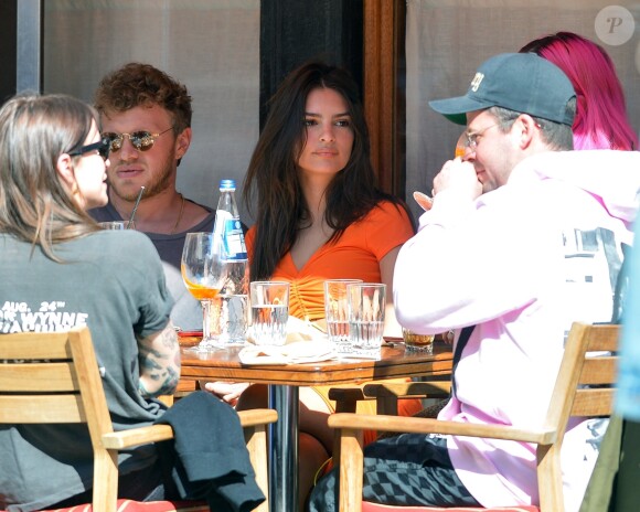 Emily Ratajkowski et son mari Sebastian Bear-McClard sont allés déjeuner avec des amis au restaurant Sant Ambroeus à New York. Les amoureux se câlinent dans les rues de Soho. Emily laisse entrevoir sa silhouette de mannequin dans un crop top orange assorti à une jupe très moulante, le 6 avril 2019.