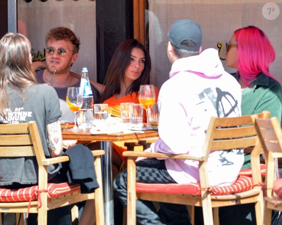 Emily Ratajkowski et son mari Sebastian Bear-McClard sont allés déjeuner avec des amis au restaurant Sant Ambroeus à New York. Les amoureux se câlinent dans les rues de Soho. Emily laisse entrevoir sa silhouette de mannequin dans un crop top orange assorti à une jupe très moulante, le 6 avril 2019.