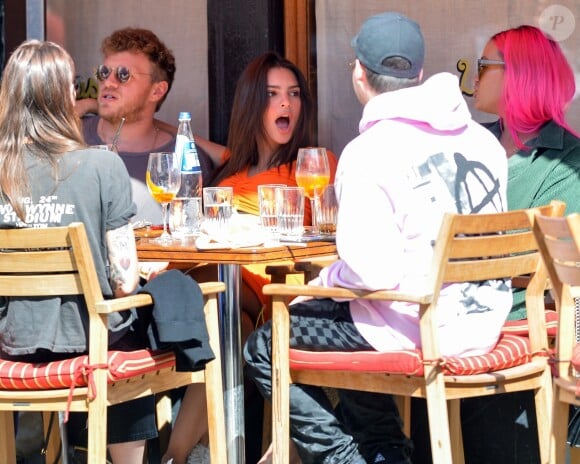 Emily Ratajkowski et son mari Sebastian Bear-McClard sont allés déjeuner avec des amis au restaurant Sant Ambroeus à New York. Les amoureux se câlinent dans les rues de Soho. Emily laisse entrevoir sa silhouette de mannequin dans un crop top orange assorti à une jupe très moulante, le 6 avril 2019.