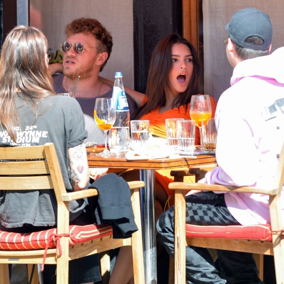 Emily Ratajkowski et son mari Sebastian Bear-McClard sont allés déjeuner avec des amis au restaurant Sant Ambroeus à New York. Les amoureux se câlinent dans les rues de Soho. Emily laisse entrevoir sa silhouette de mannequin dans un crop top orange assorti à une jupe très moulante, le 6 avril 2019.