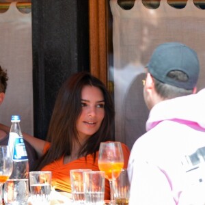 Emily Ratajkowski et son mari Sebastian Bear-McClard sont allés déjeuner avec des amis au restaurant Sant Ambroeus à New York. Les amoureux se câlinent dans les rues de Soho. Emily laisse entrevoir sa silhouette de mannequin dans un crop top orange assorti à une jupe très moulante, le 6 avril 2019.