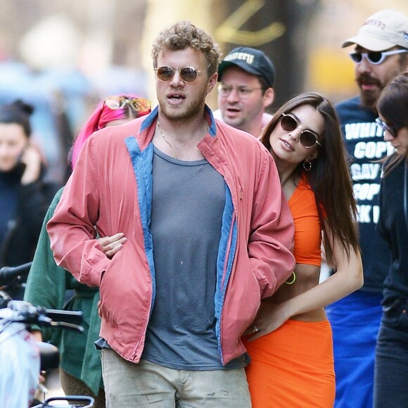 Emily Ratajkowski et son mari Sebastian Bear-McClard sont allés déjeuner avec des amis au restaurant Sant Ambroeus à New York. Les amoureux se câlinent dans les rues de Soho. Emily laisse entrevoir sa silhouette de mannequin dans un crop top orange assorti à une jupe très moulante, le 6 avril 2019.