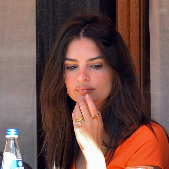 Emily Ratajkowski et son mari Sebastian Bear-McClard sont allés déjeuner avec des amis au restaurant Sant Ambroeus à New York. Les amoureux se câlinent dans les rues de Soho. Emily laisse entrevoir sa silhouette de mannequin dans un crop top orange assorti à une jupe très moulante, le 6 avril 2019.