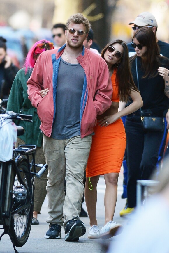 Emily Ratajkowski et son mari Sebastian Bear-McClard sont allés déjeuner avec des amis au restaurant Sant Ambroeus à New York. Les amoureux se câlinent dans les rues de Soho. Emily laisse entrevoir sa silhouette de mannequin dans un crop top orange assorti à une jupe très moulante, le 6 avril 2019.