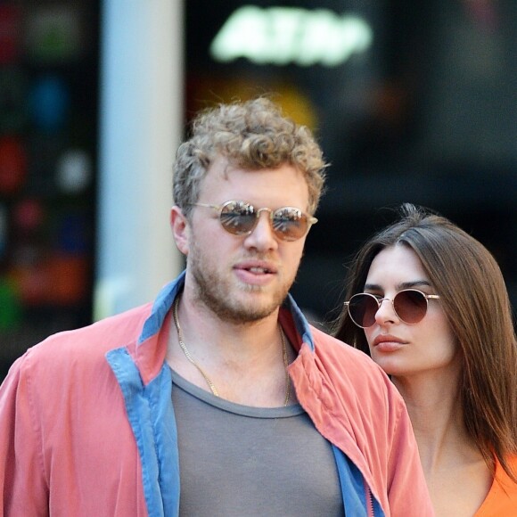 Emily Ratajkowski et son mari Sebastian Bear-McClard sont allés déjeuner avec des amis au restaurant Sant Ambroeus à New York. Les amoureux se câlinent dans les rues de Soho. Emily laisse entrevoir sa silhouette de mannequin dans un crop top orange assorti à une jupe très moulante, le 6 avril 2019.