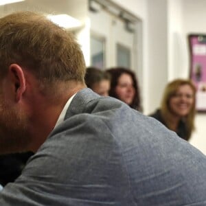 Le prince Harry, duc de Sussex, assiste à un cours de danse classique lors de sa visite au centre YMCA South Ealing à Londres le 3 avril 2019.