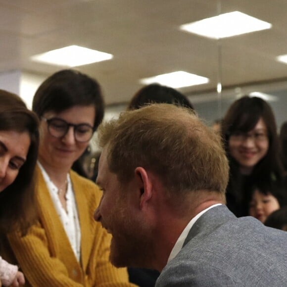 Le prince Harry, duc de Sussex, assiste à un cours de danse classique lors de sa visite au centre YMCA South Ealing à Londres le 3 avril 2019.